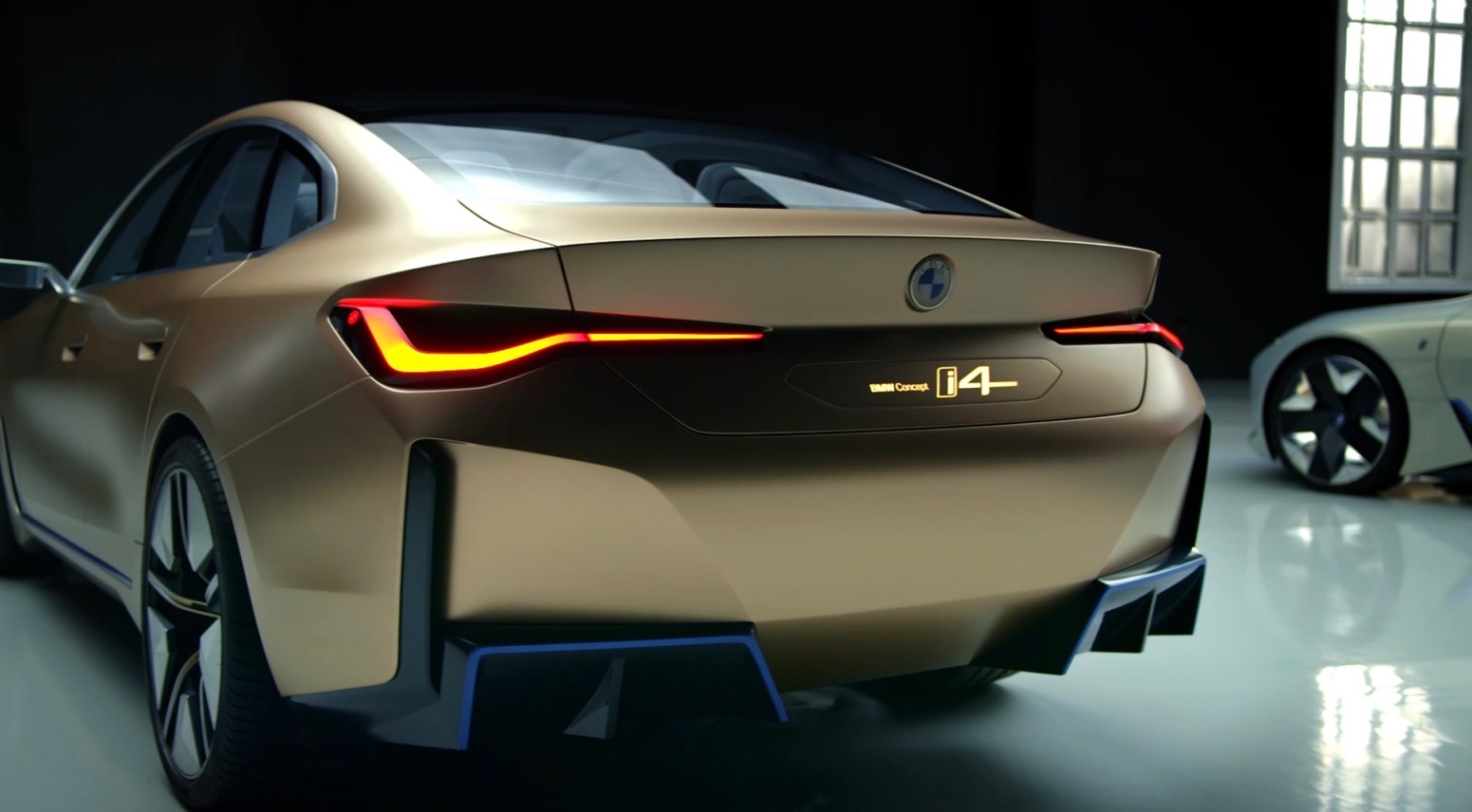 搭载全新BMW iDrive系统 宝马i4全球首发