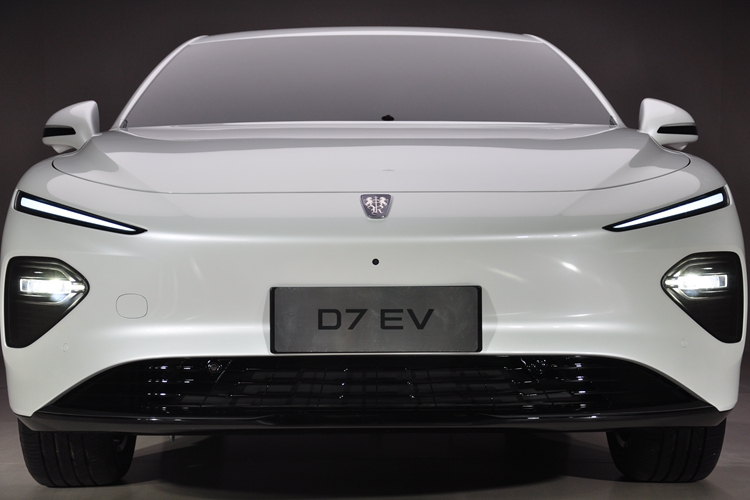 荣威中高级纯电轿车D7 EV样车首次展示：以科技新优雅为设计理念