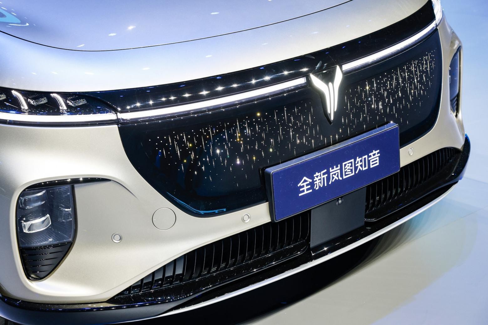 25萬級(jí)華為系首款家用純電SUV 全新嵐圖知音亮相