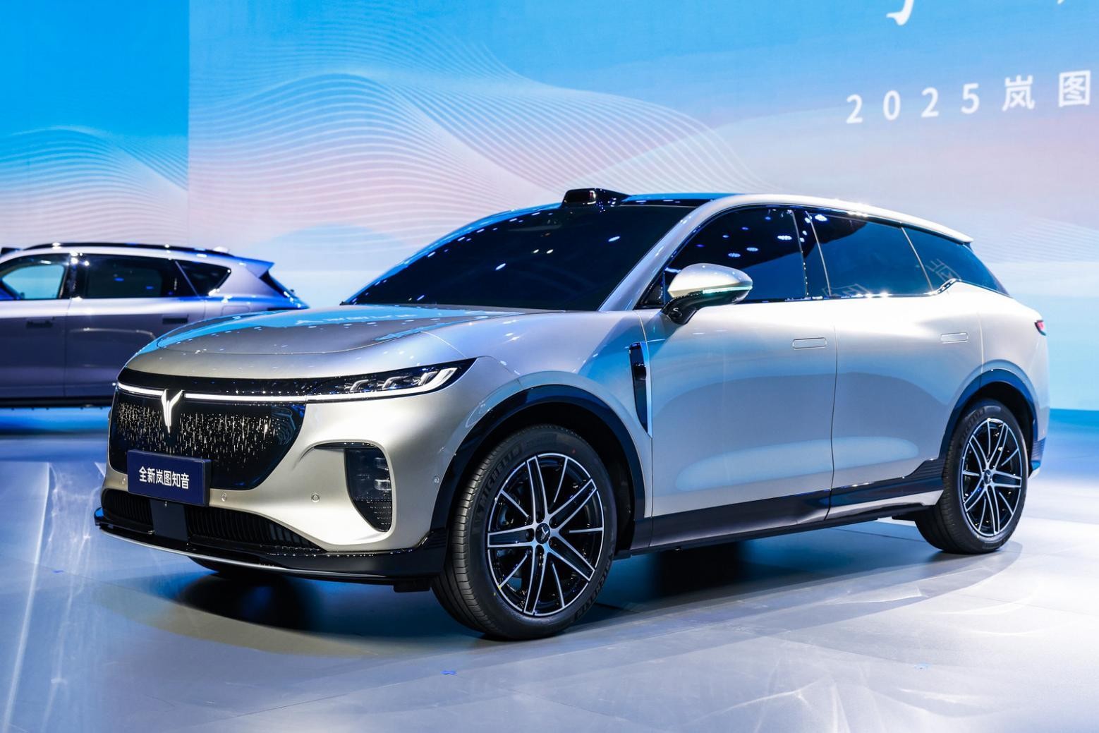 25萬級(jí)華為系首款家用純電SUV 全新嵐圖知音亮相