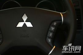 三菱-帕杰罗(进口)-3.0L 豪华版