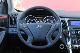 北京现代-索纳塔八-2.0自动尊贵版