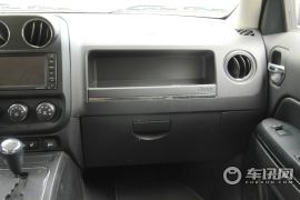 Jeep-自由客-2.4L 豪华导航版