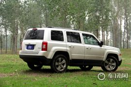Jeep-自由客-2.4L 豪华导航版