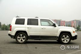 Jeep-自由客-2.4L 豪华导航版