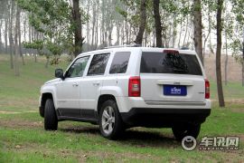 Jeep-自由客-2.4L 豪华导航版