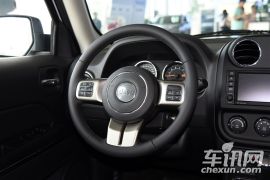 Jeep-自由客-2.4L 豪华导航版  ￥27.69