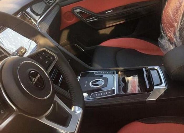众泰大迈X7 2.0T车型谍照泄露 旋钮式换挡