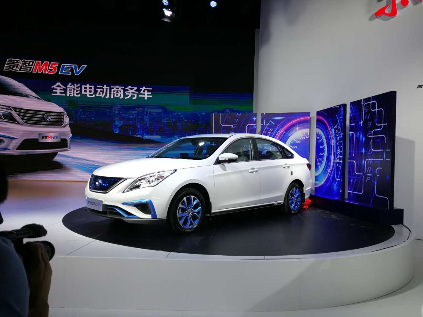 东风风行新能源两款EV车型广州车展发布