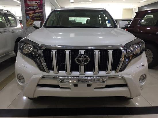 2017款丰田霸道2700参数:级别为中大型SUV,发动机为2.7L,163马力L4,6速手自一体变速箱,长*宽*高为4780x1885x1890mm,车身结构为5门7座SUV,实测0-100km/h加速为15.06s,实测100-0km/h制动为42.79m,轴距为2790mm,前轮距为1585mm,后轮距为1585mm,整备质量为2140kg。2017款丰田霸道2700开创了豪华SUV之先河,备受媒体和消费者好评,将助您征服每一段跨越巅峰的旅程。原装进口2017款丰田霸道2700坚固的车架、可靠的传
