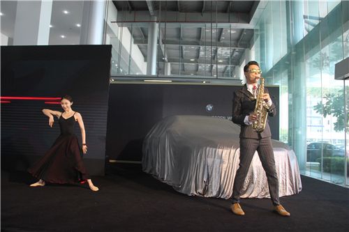 携创新科技开辟豪华新境新BMW7系在厦上市