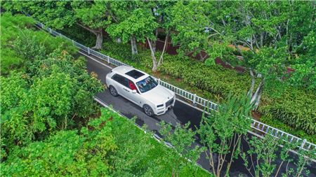 劳斯莱斯库里南试驾于福建厦门辉熠启程