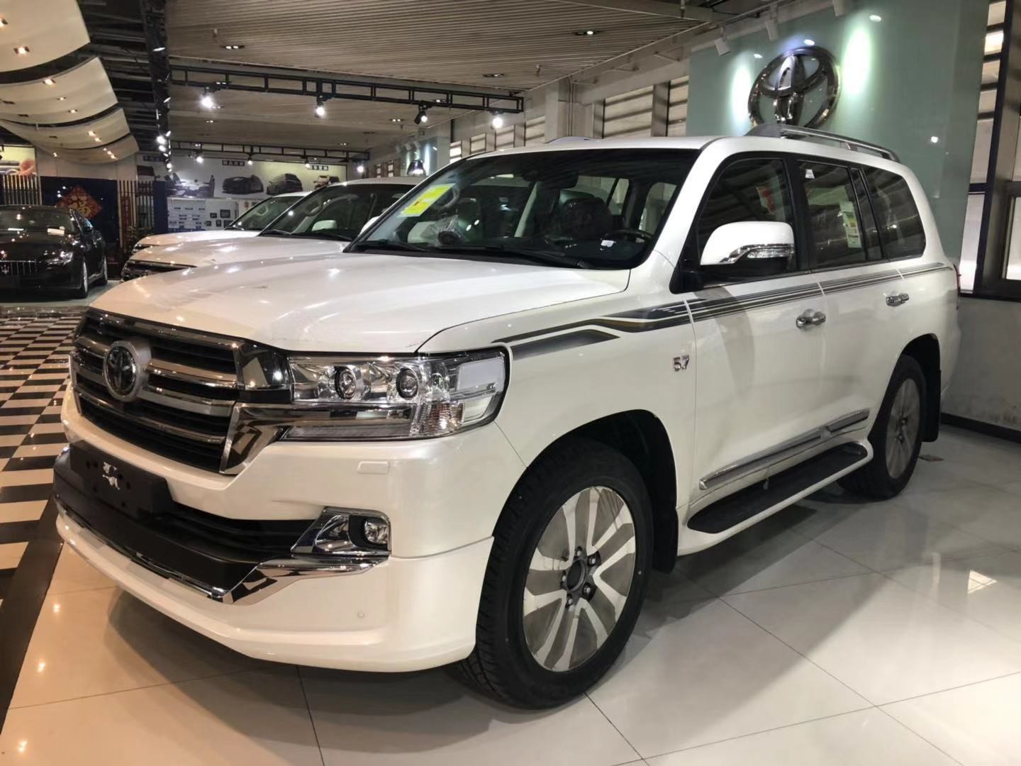 2019款陆巡酷路泽5700顶配VXS详解图片 