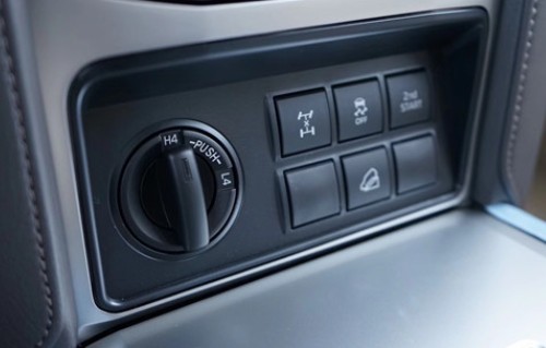 2020款丰田霸道4000店内现车 迪拜豪华SUV