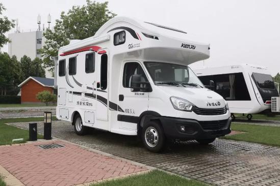 宇通依维柯C型房车 双拓展大空间活动舱