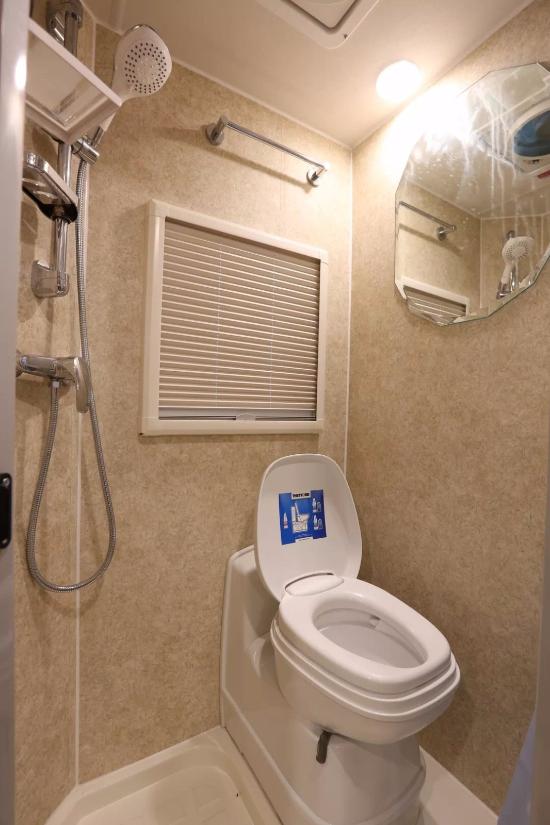 宇通依维柯C型房车 双拓展大空间活动舱