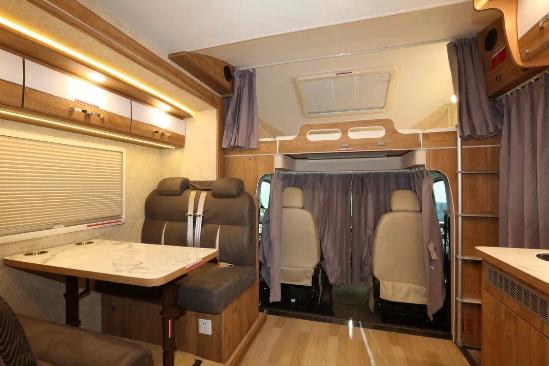 宇通依维柯C型房车 双拓展大空间活动舱