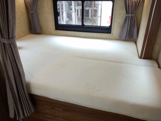 宇通依维柯C型房车 双拓展大空间活动舱