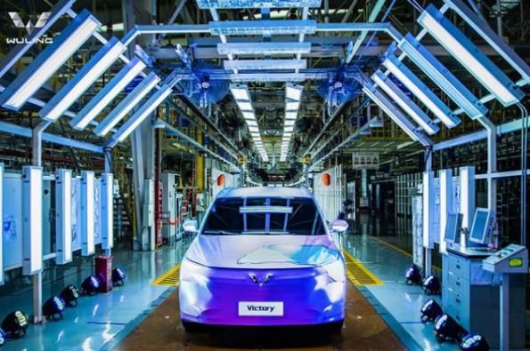 五菱新标全球银正式发布，首款新车五菱Victory下线