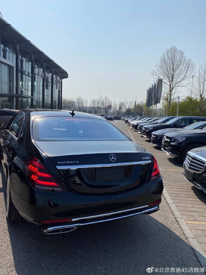 提车作业 2020款奔驰迈巴赫S680实拍图 