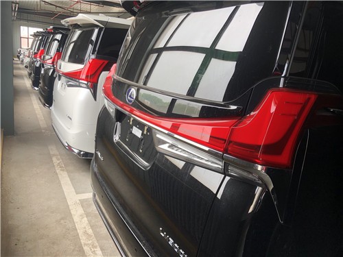 雷克萨斯ML七座黑黑黑白白白多少钱现车提车