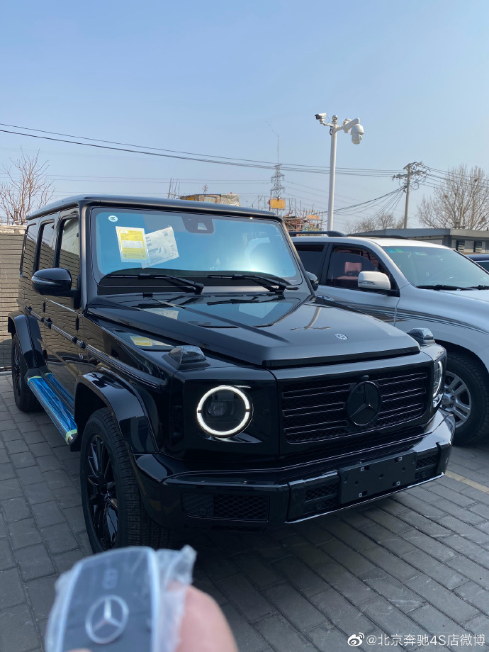 安静的日子安静地驶过2020款奔驰G500  