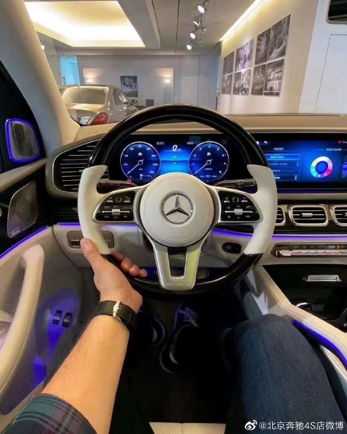走进生活 2022款奔驰迈巴赫GLS600越野车