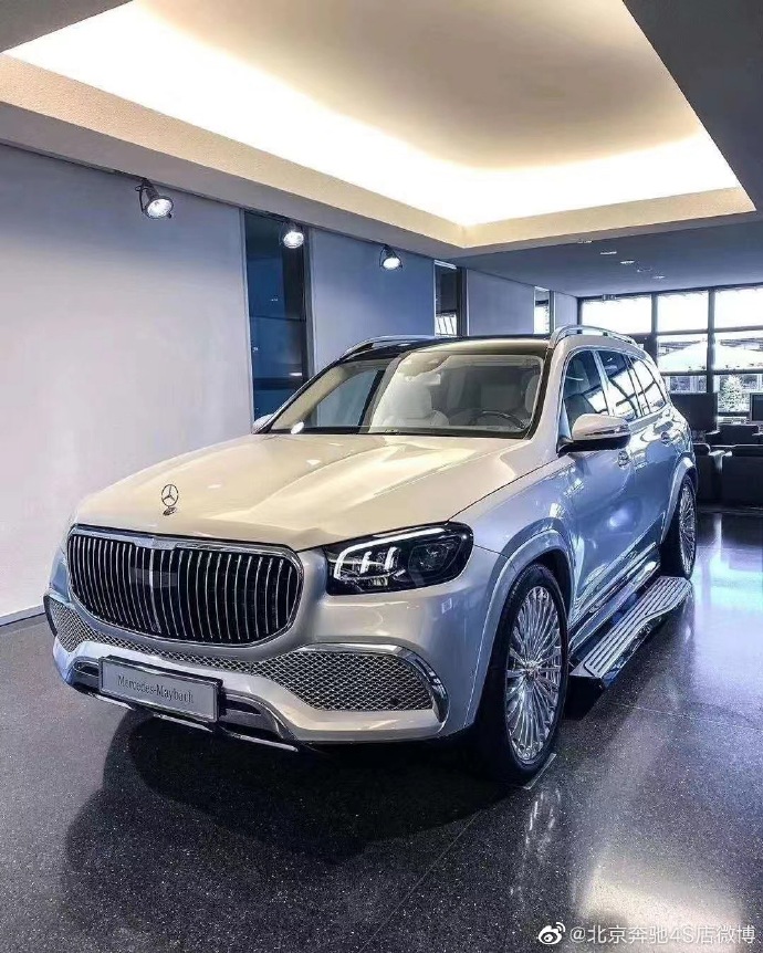 走进生活 2022款奔驰迈巴赫GLS600越野车