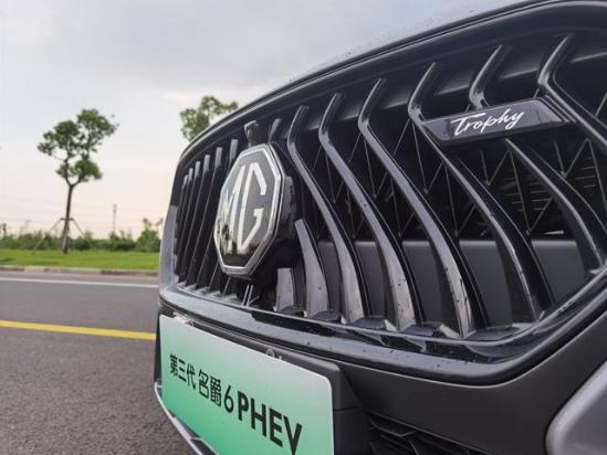 混迹车圈多年，试驾完后我竟对它路转粉