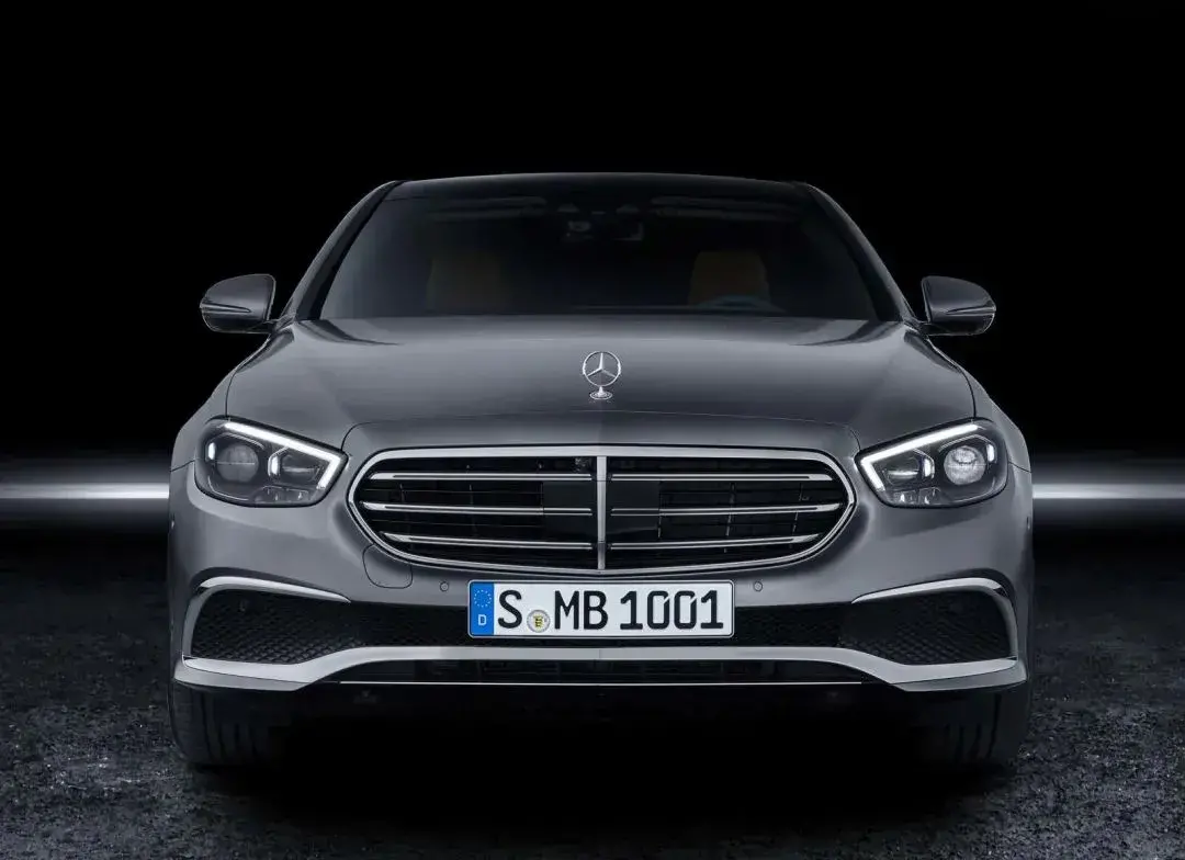 同是中期改款，宝马5系看配置、奔驰还是小排量，怎么选？