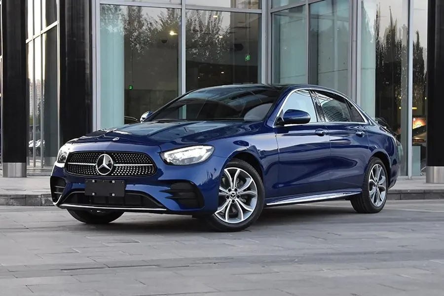 同是中期改款，宝马5系看配置、奔驰还是小排量，怎么选？