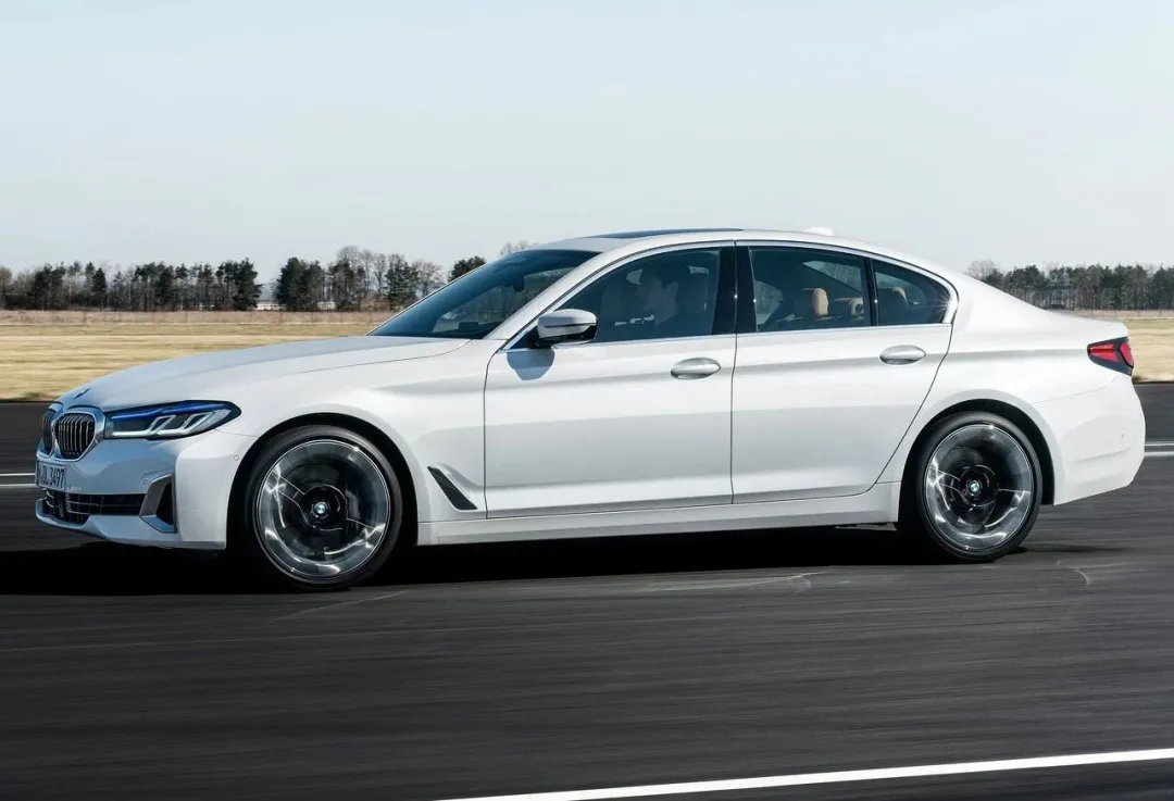 同是中期改款，宝马5系看配置、奔驰还是小排量，怎么选？