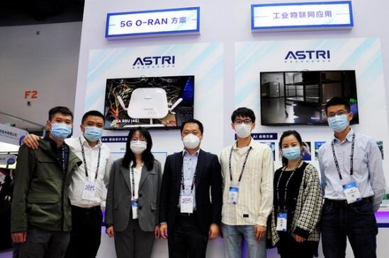 应科院人员在展览会上为来宾介绍其尖端5G技术。