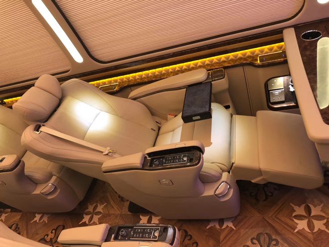 丰田考斯特12座价格 商务版颜色米黄金属色