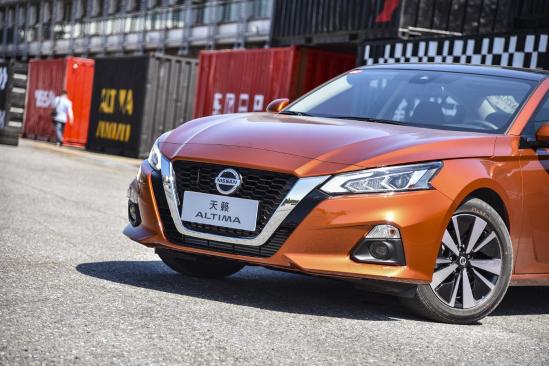 售价相同，产品力相当，为什么天籁卖不过雅阁？