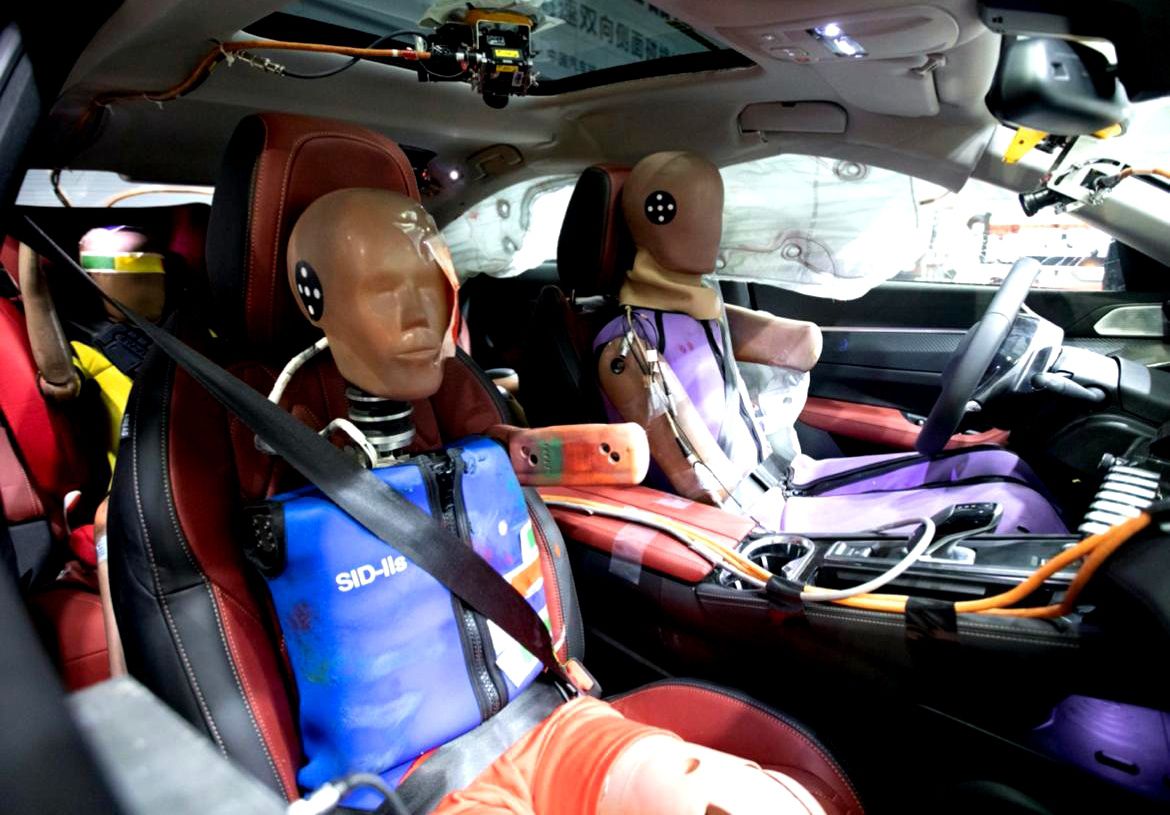 东风标致508L挑战 满载高速双向侧面碰撞试验