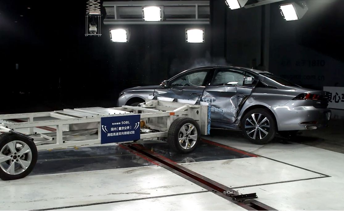 东风标致508L挑战 满载高速双向侧面碰撞试验