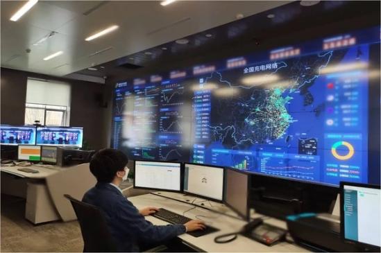 国网电动汽车公司工作人员通过智慧车联网平台了解分析充电桩运行情况