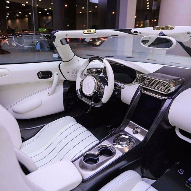 2021款科尼赛克轮拱将车轮紧紧包裹起来