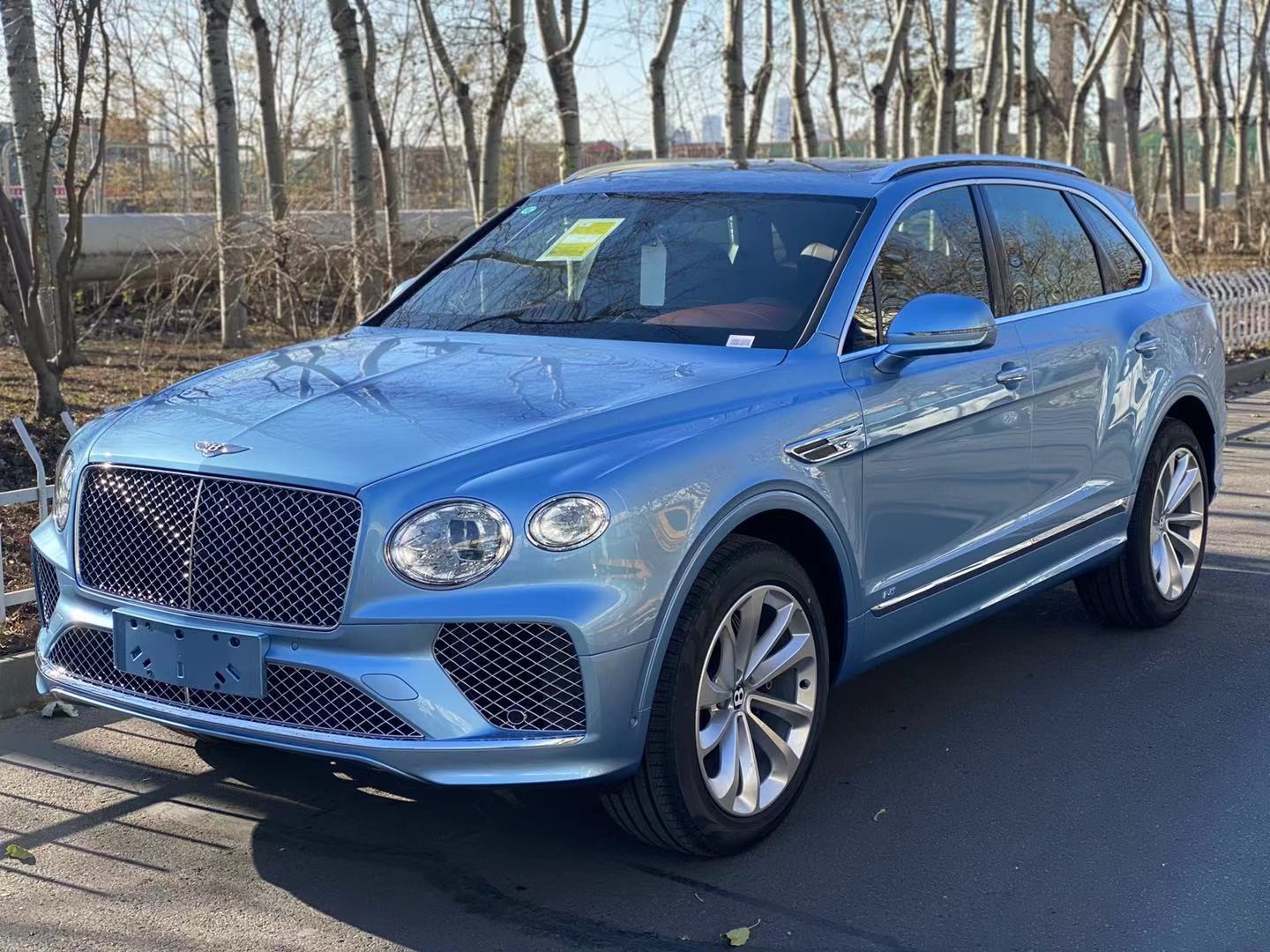 21款宾利添越国六现车湖水蓝配色