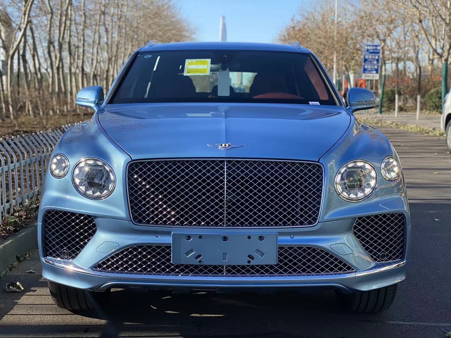 21款宾利添越国六现车湖水蓝配色