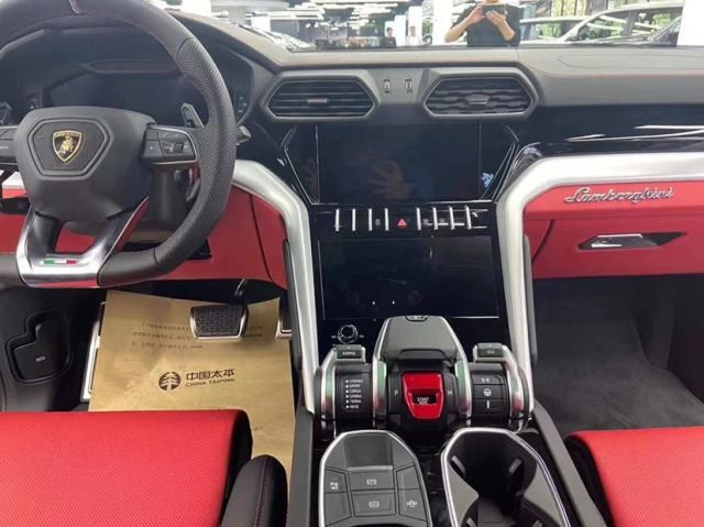 自动泊车入位,自动驻车等,安全配置采用6个安全气囊,内部配置采用多