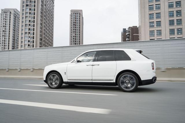 “对了，不要叫我 SUV”——体验劳斯莱斯库里南