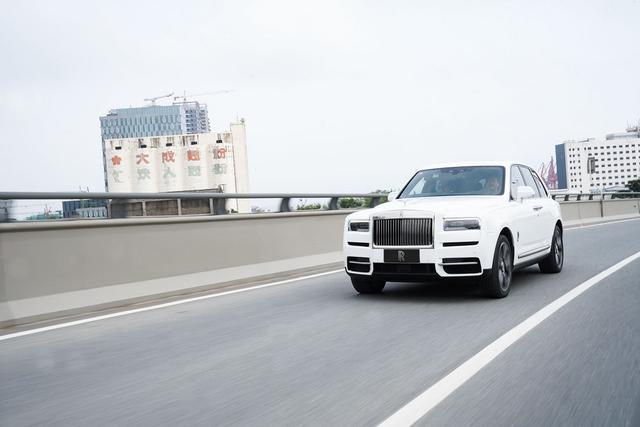 “对了，不要叫我 SUV”——体验劳斯莱斯库里南