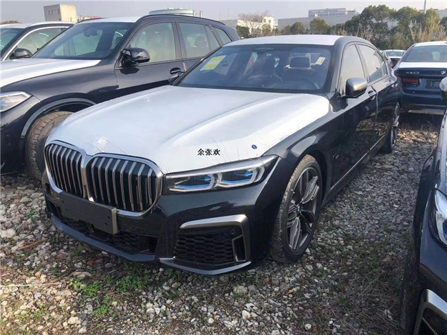 2021款宝马M760Li 豪华在进化耀影版   