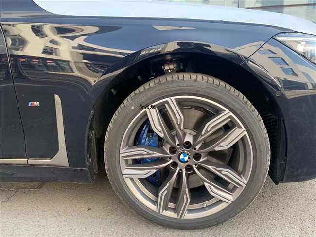 2021款宝马M760Li 豪华在进化耀影版   