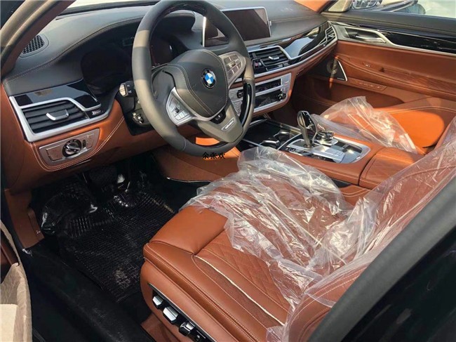 2021款宝马M760Li 豪华在进化耀影版   