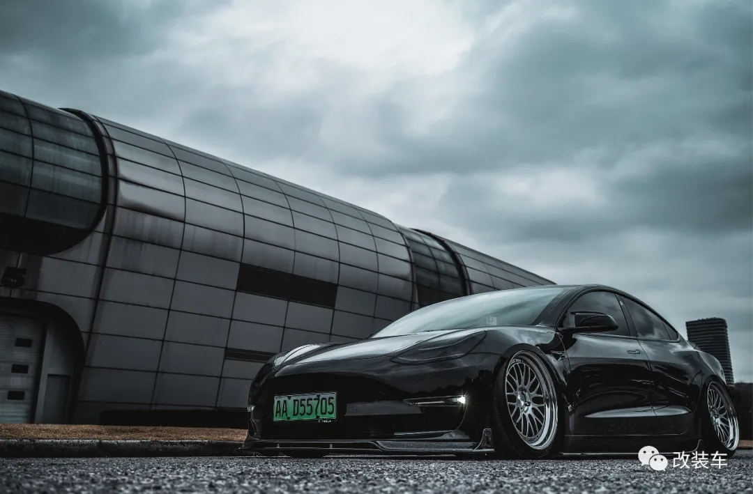 这辆特斯拉Model 3应该刹得住,提车之前刹车改件都准备好了