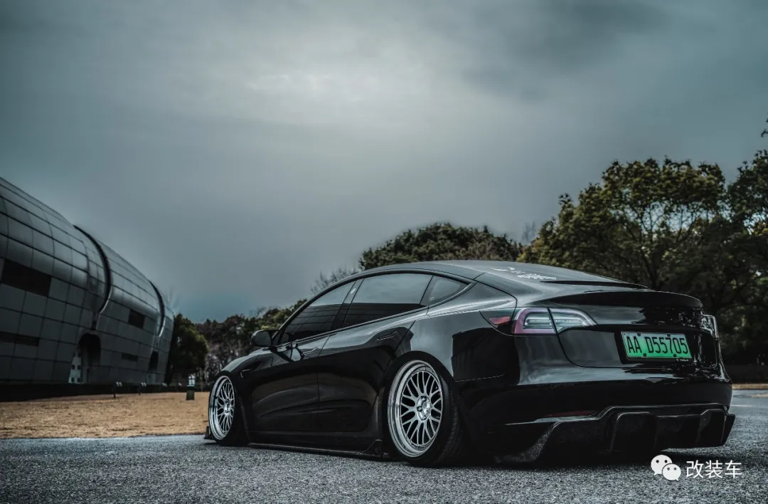 这辆特斯拉Model 3应该刹得住,提车之前刹车改件都准备好了