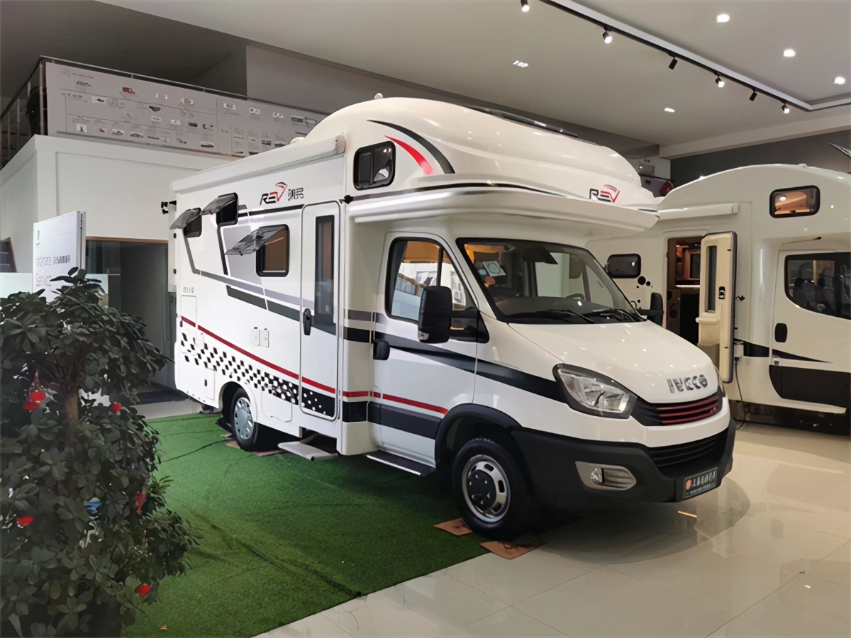 瑞弗V820双拓展房车 国产双拓展依维柯房车